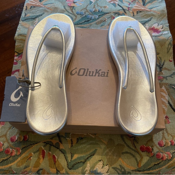 New $120 Women's Olukai Huawai Leather Thong Sandals Size 11 Silver Flip Flops - Picture 1 of 5